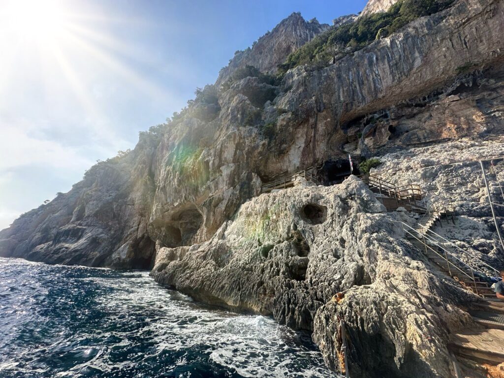 Entrada a la Cueva del Fico muy cerca de Cala Mariolu