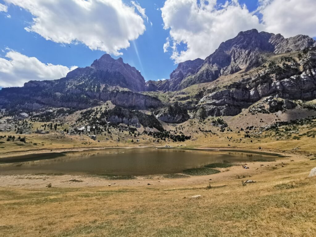 La Sierra de la Partacua domina el Ibón de Partacua