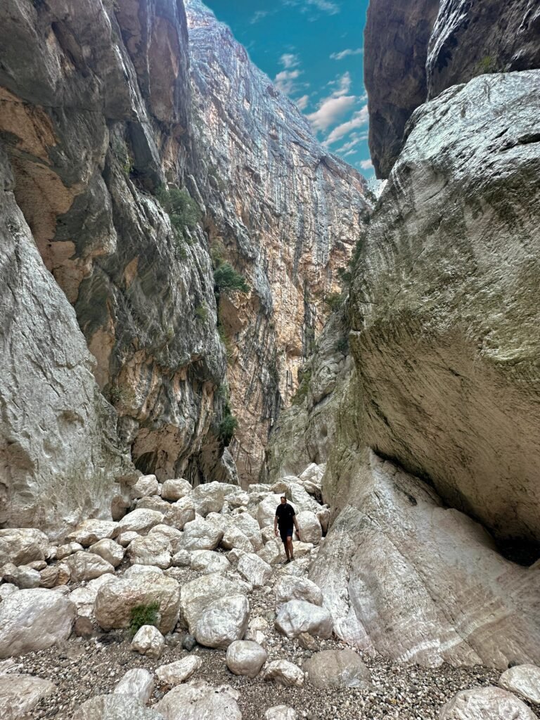 Dentro del cañón de Gorropu te sientes diminuto