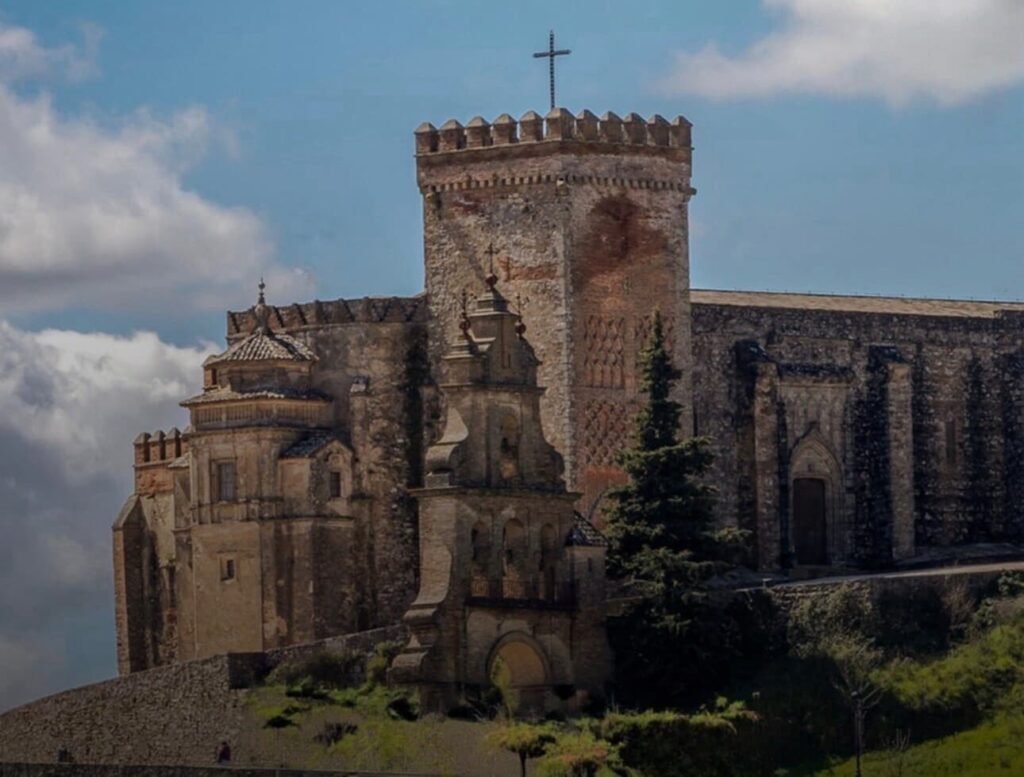 El castillo de Aracena junto a la iglesia gótica