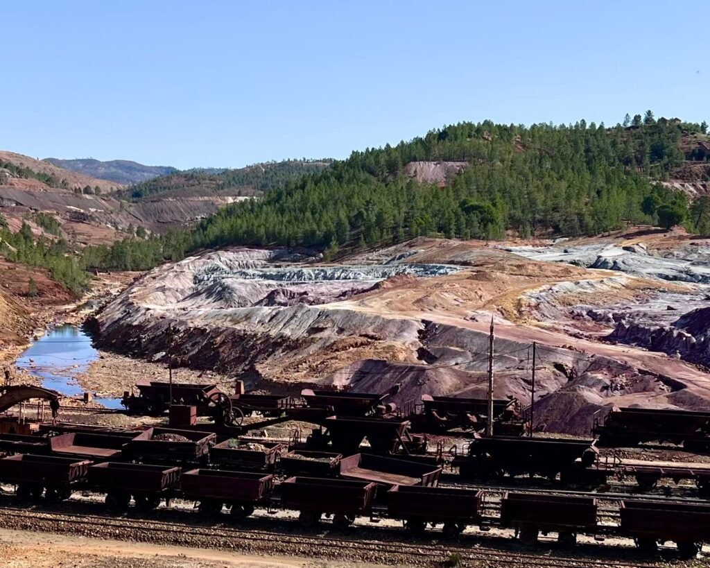 Se construyeron líneas de ferrocarril para transportar el mineral