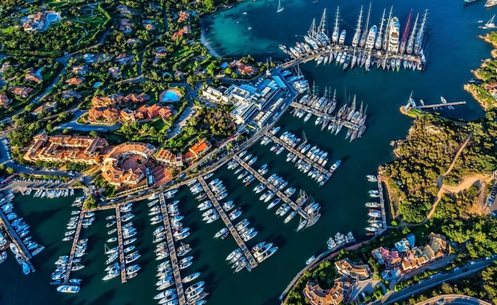 El puerto de Porto Cervo visto desde el aire